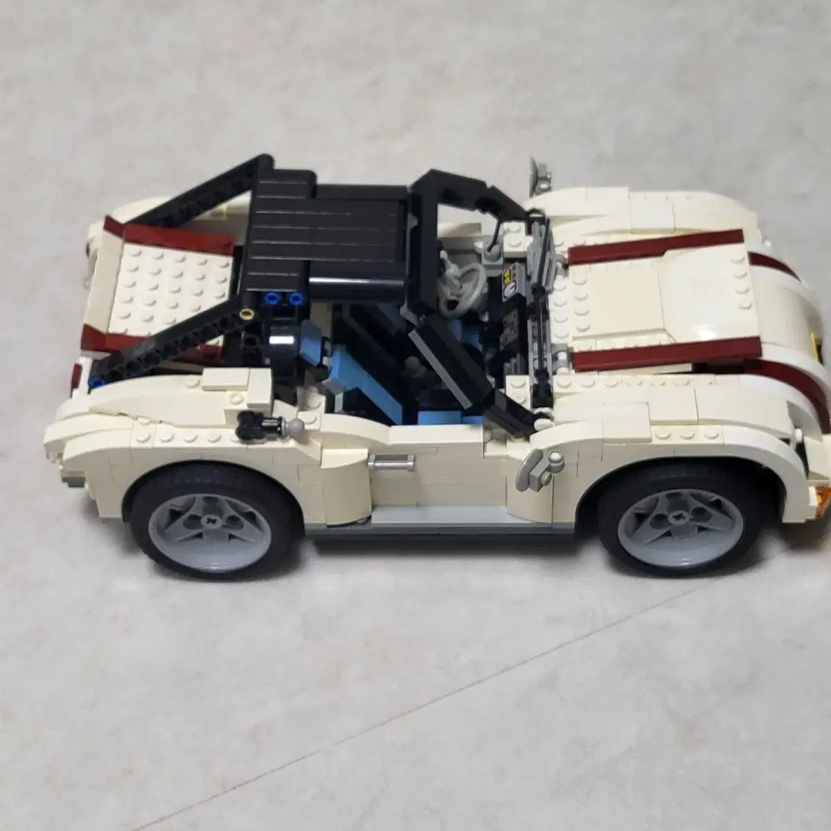 LEGO 4993 Cool Convertible. Turn the lever and it transforms into an open car baro.