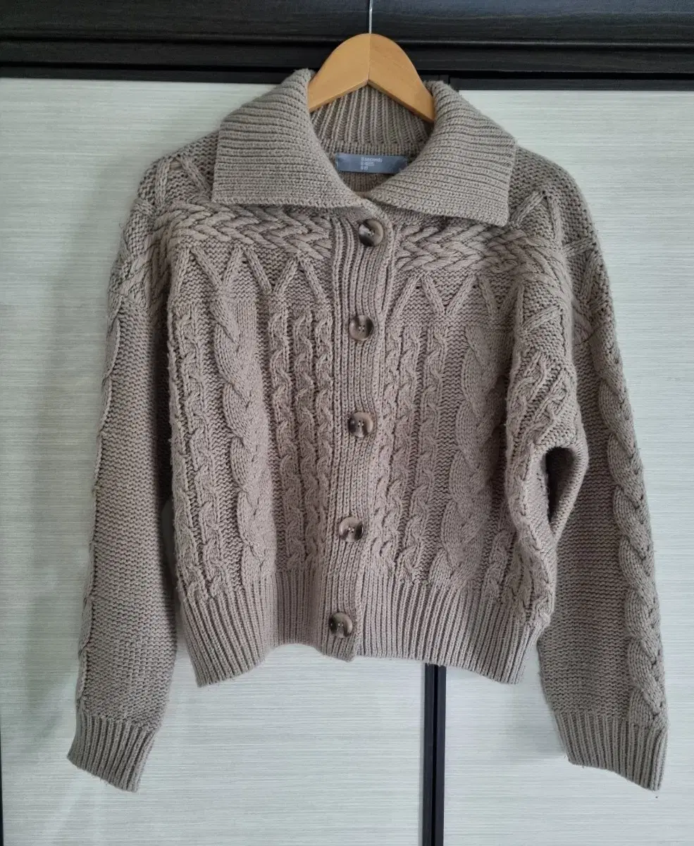 에잇세컨즈 카라가디건 꽈배기