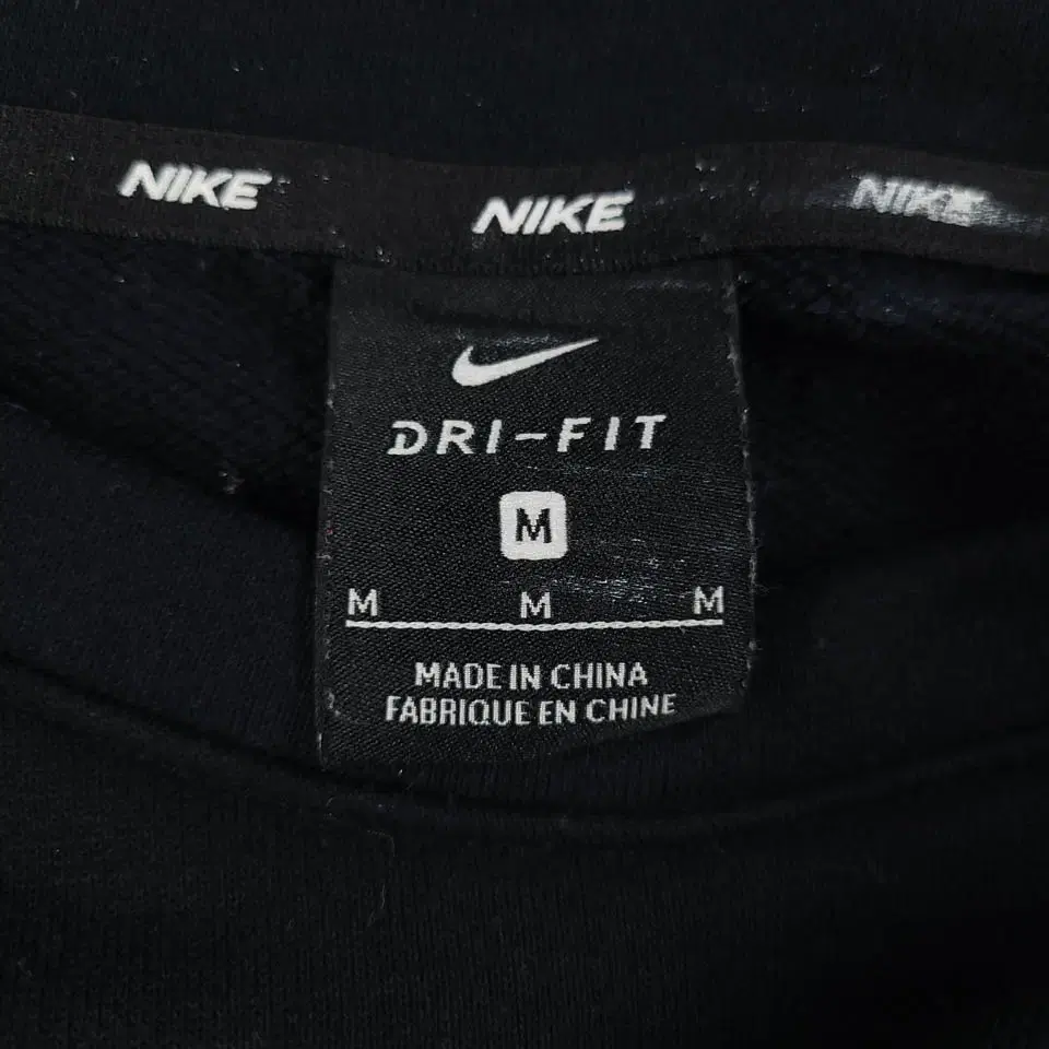 나이키 블랙 화이트 사이드라인 멀티 스우시 백프린팅 포켓디테일 폴리블렌드