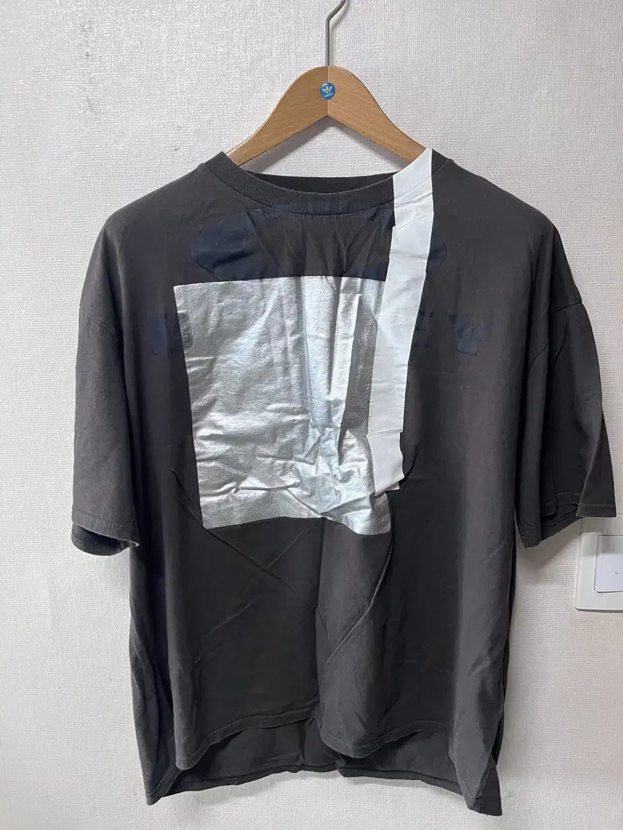 I'm selling an Oakley vahn-sleeve T-shirt