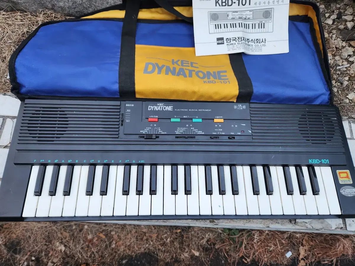 Vintage electronic piano for children // Dynaton KBD-101