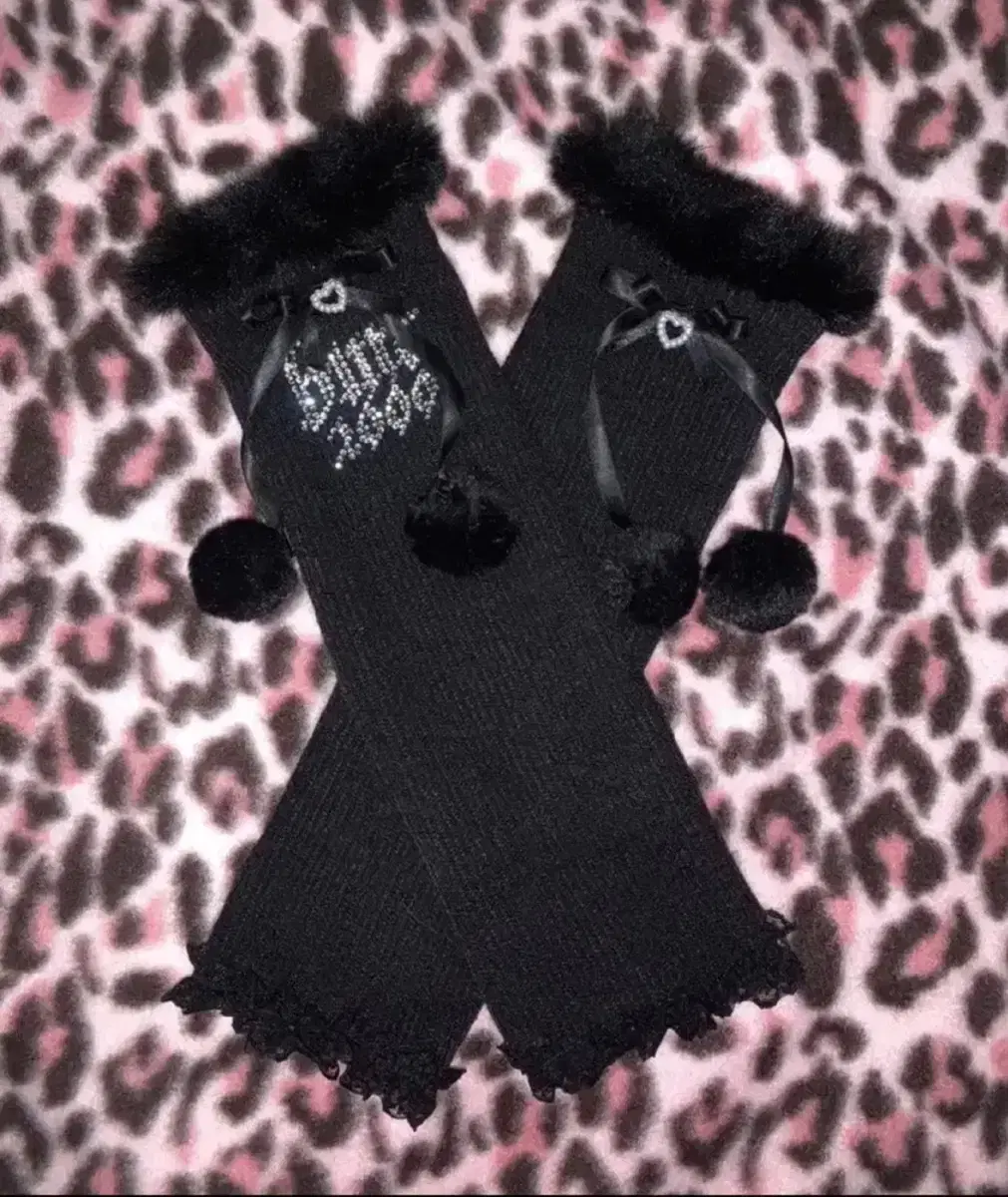 Baby Metal Club Vemecle Pom Pom Hand Warmer Black