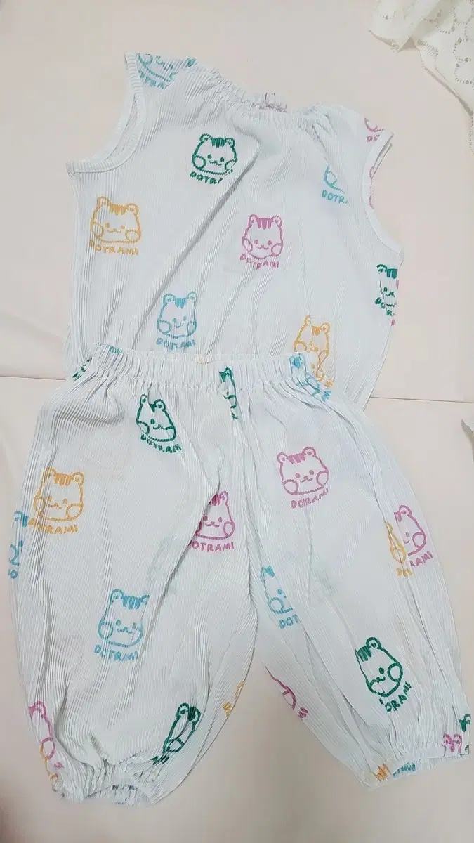 Dot-to-dot pleats