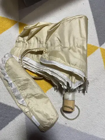베이지색 접이식 양산