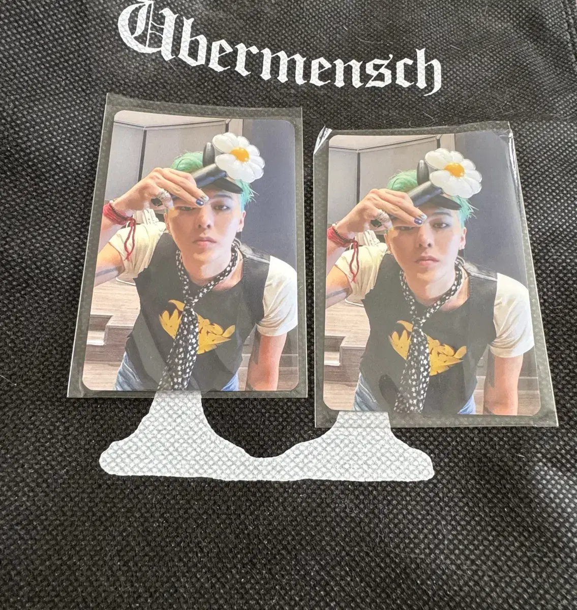 G-Dragon lightstick photocard +Powder Pouch for Sale
