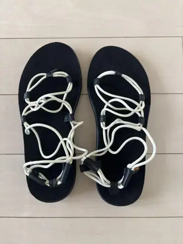 Teva Voya Infinity 샌들 사이즈 7 (24cm)