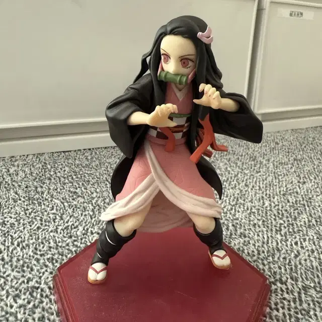 네즈코 피규어 ( 한쪽 발판이 떨어짐 )