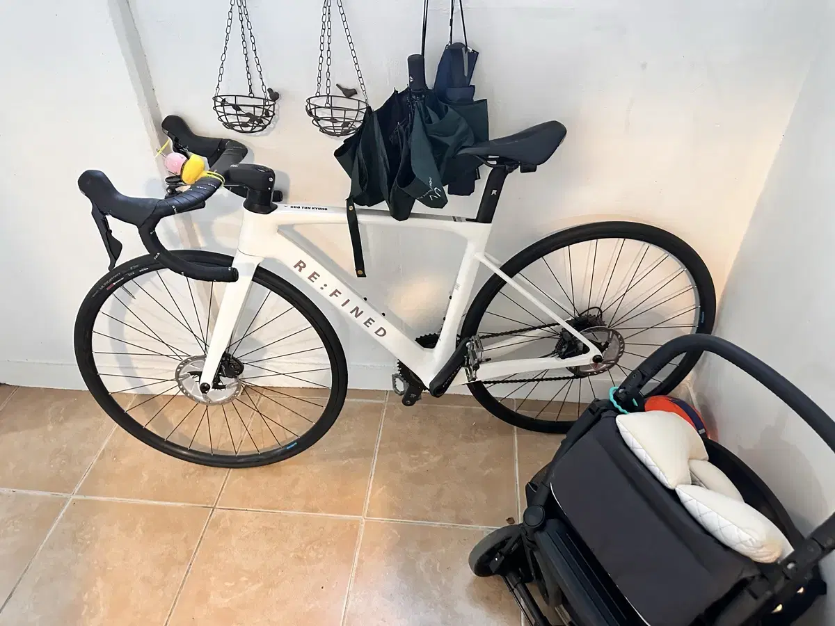 Refined 4 White Women's 490 size