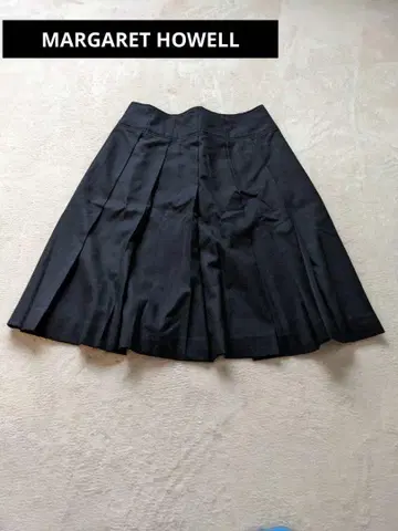 마가렛 하우엘 검은색 플레어 스커트 플리츠 디자인