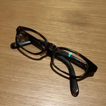 타이팔로 깍아 만든 안경