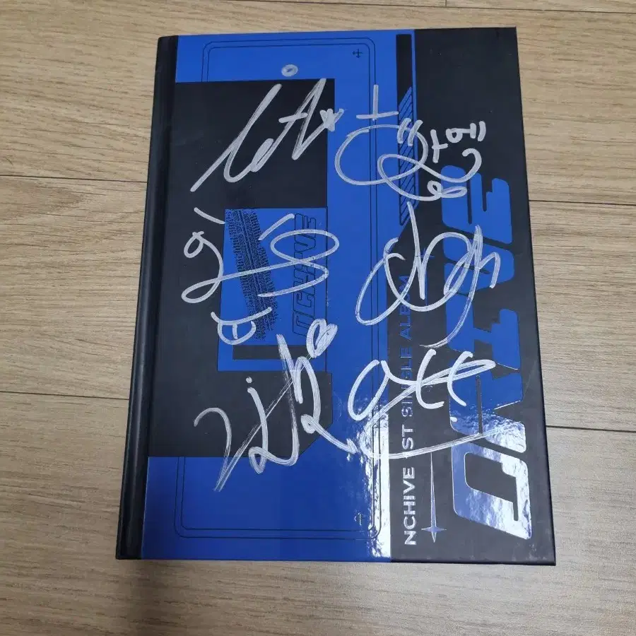 NCHIVE 엔카이브 サインボール poca, a non-for-sale album signed by NCHIVE, a boy group