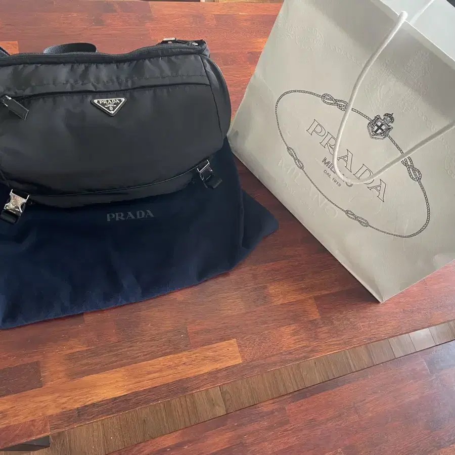 PRADA ダークブラウン レザー ハンドバッグ ダークブラウン プラダ ボニー ミディアム レザー ハンドバッグ