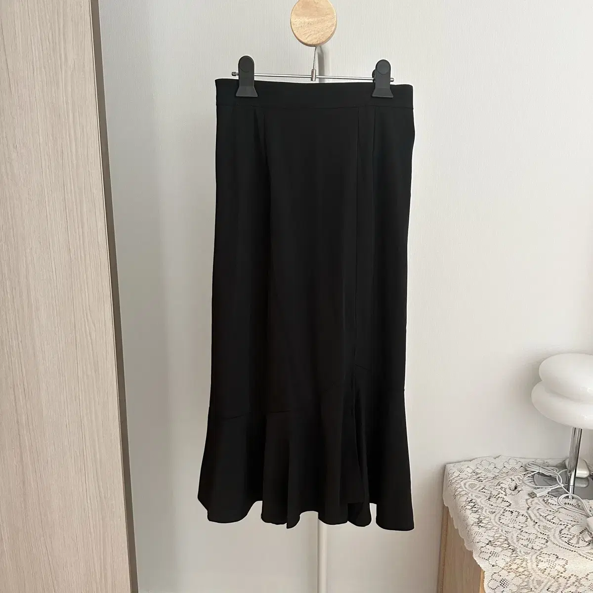 Back banding, front slit, frill skirt, black