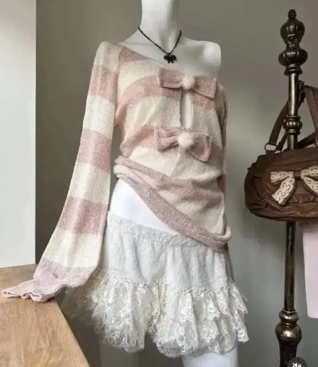 (오늘만)핀터깔 폼폼 탑 로걀갸루진리베이비베어엣티시솜이코유진빈티지