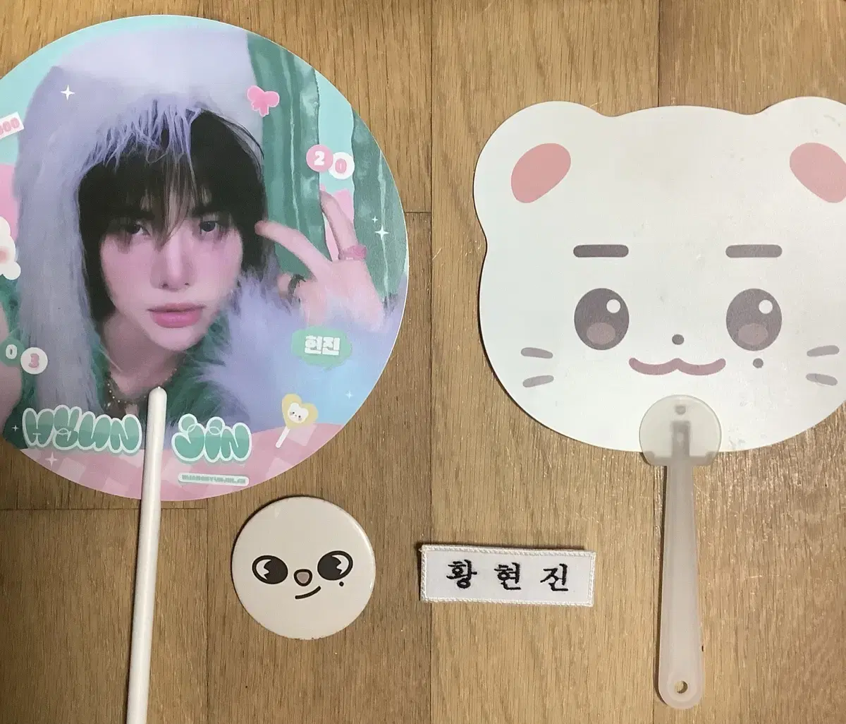 스트레이키즈 스키즈 현진 명찰 부채 우치와 지니렛 뱃지 일괄 양도합니다!
