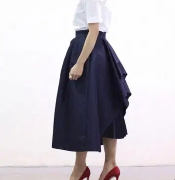 SHE Tokyo 백 플리츠 턱 플레어 스커트 34