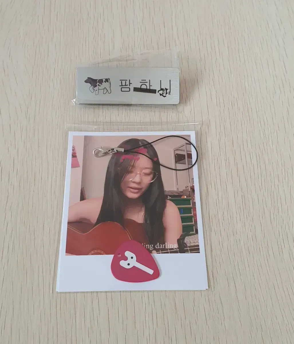 뉴진스 하니 명찰, 기타피크