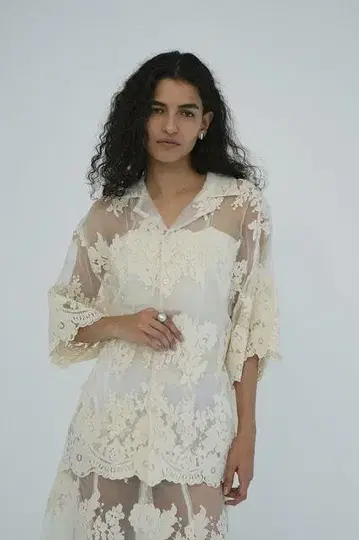 CLANE SHEER FLOWER LACE SHIRTS 사이즈 2