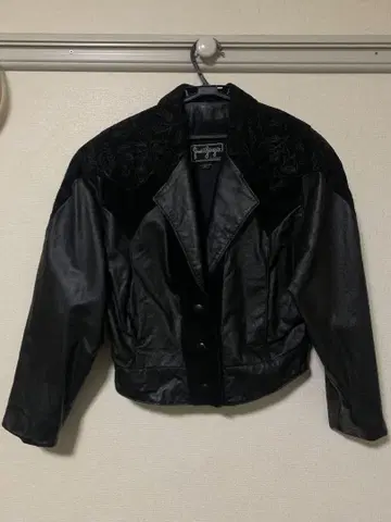 꽃무늬 벨로아 절개 자수 쇼트 기장 가죽 자켓