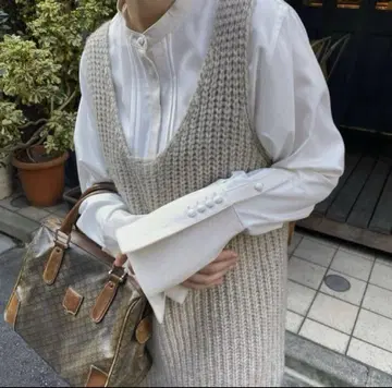 고의적으로 새로운 색상 조합의 긴 소매 셔츠