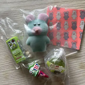 곰 모양의 피규어와 아이스크림 세트