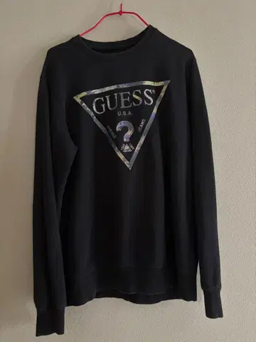 GUESS 맨투맨