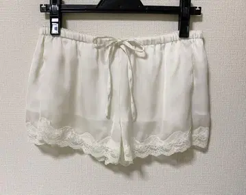 레이스가 달린 플레어 팬츠