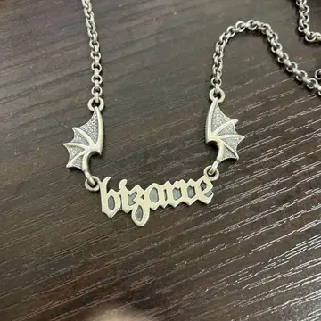 bizarre 박쥐 윙 목걸이