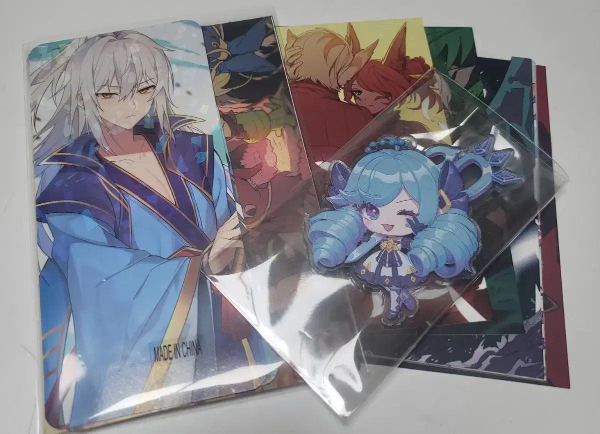 League of Legends merchandise by Chuu and Jaket, including postcards and card holders, now on sale.
