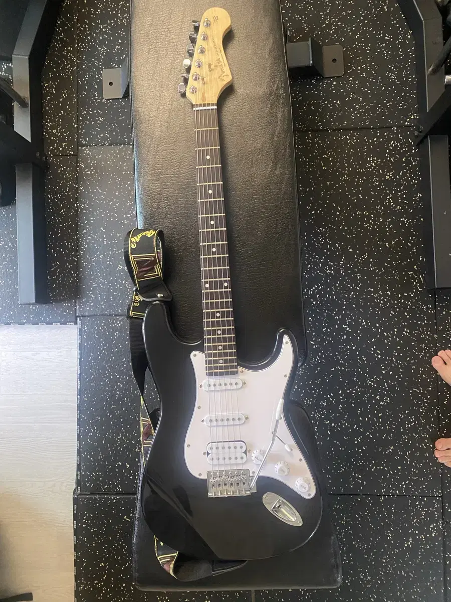 Practice electric guitar (rocking head, straplock)