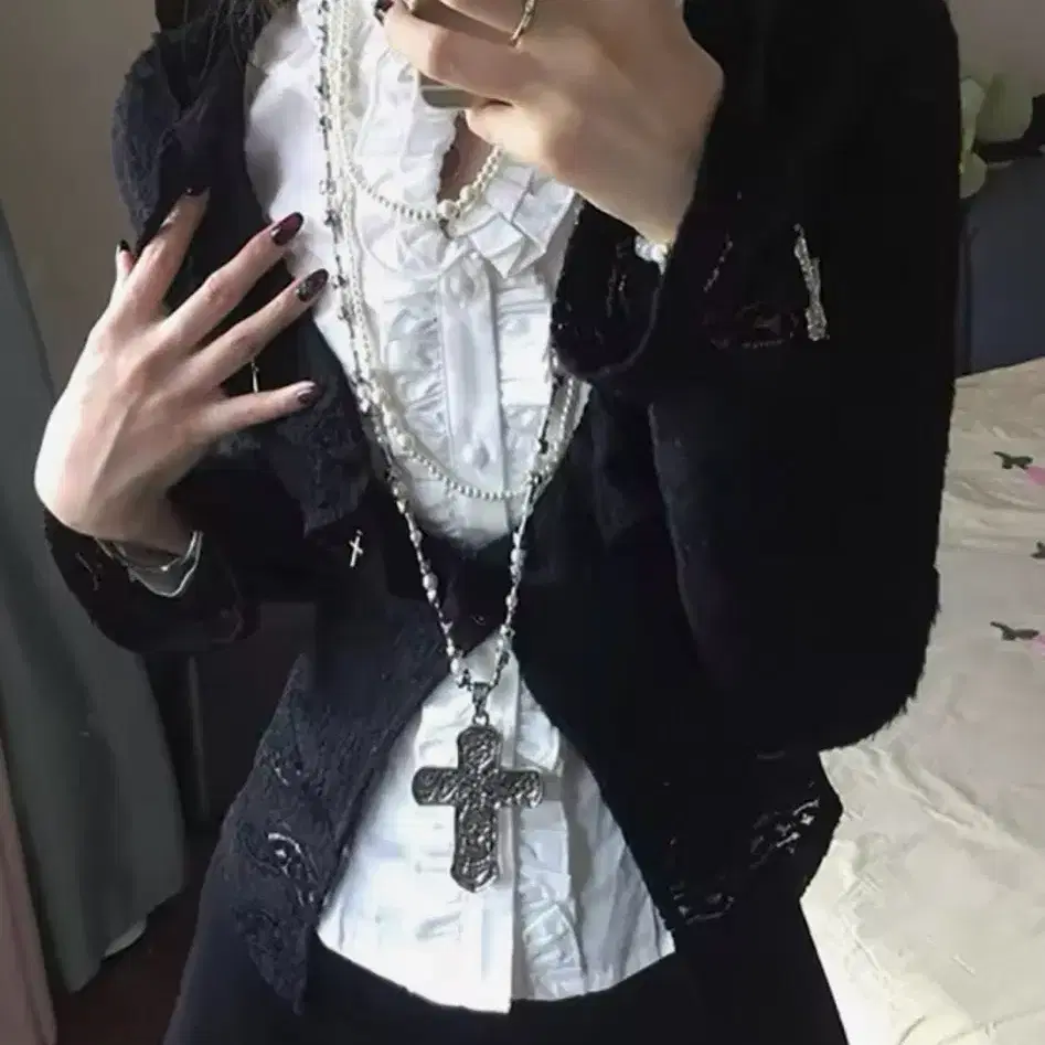 【BONNAE】 Eyelet top (2色) ★送料・関税込★大人気★ BONNAE EYELET TOP BLACK SIZE 3 on Bunjang Global Site.