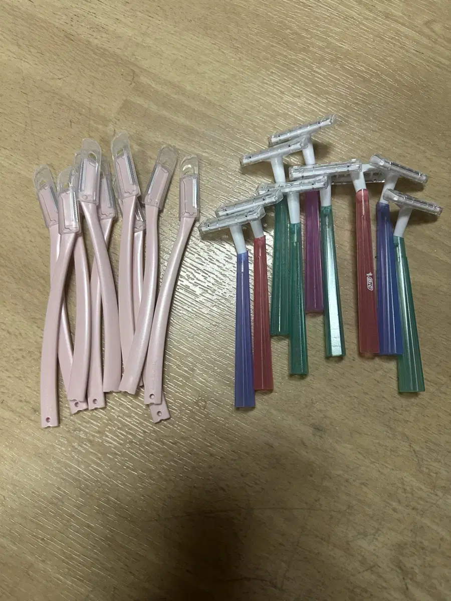 18 Disposable Women's Razors & Eyebrow Clippers (New)