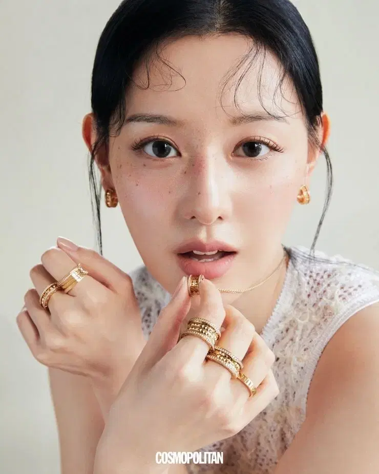(Last copy) Doll Visual Close-up Shot Kim Jiwon Cover Cosmopolitan Magazine WTS