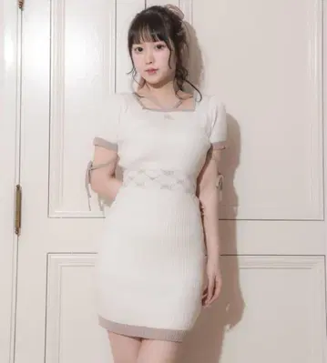 pium 로고 바이컬러 반팔 니트 원피스