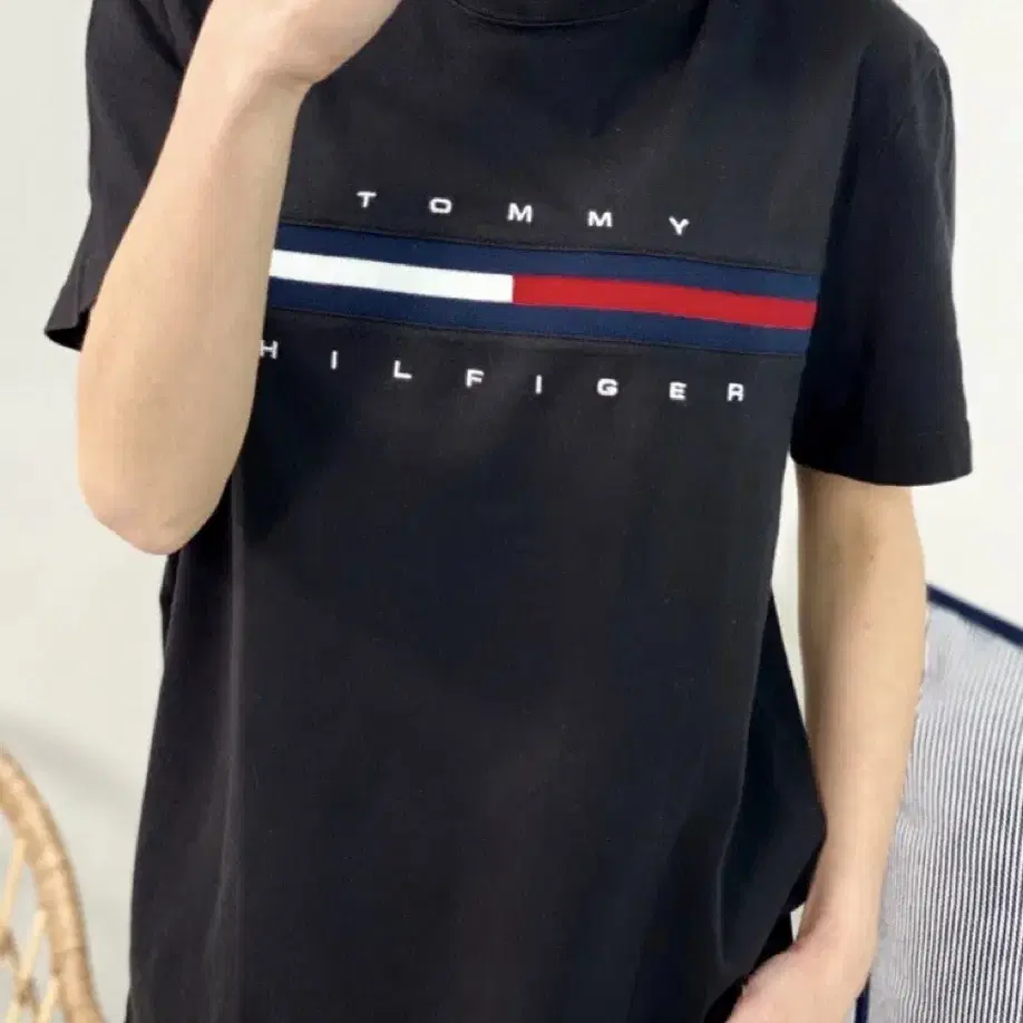 새상품)타미힐피거 플래그 스트라이프 반팔티셔츠 블랙