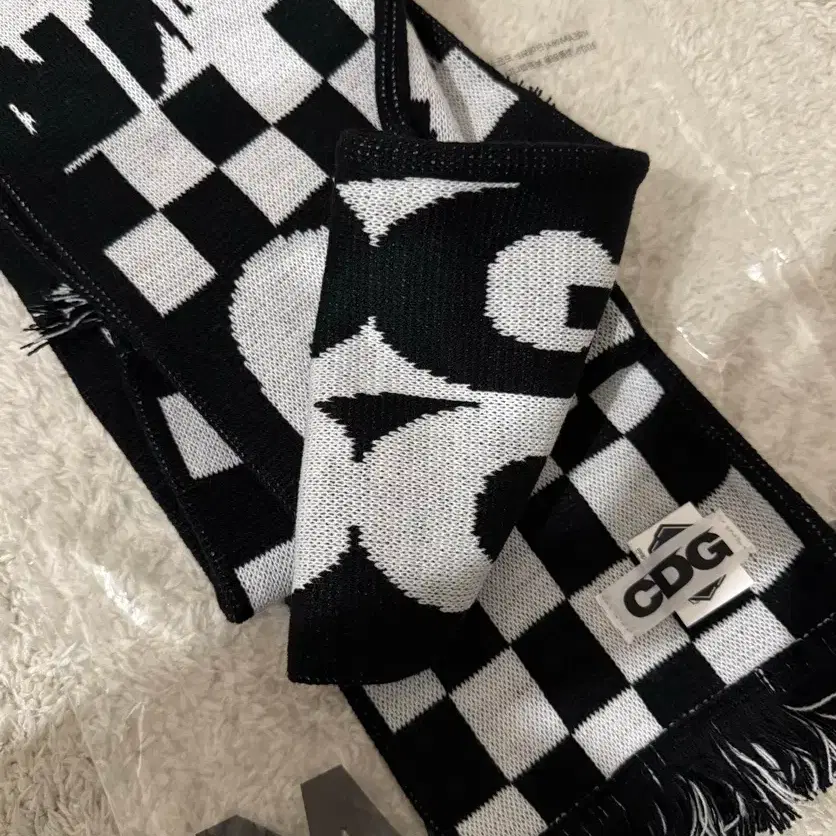 CDG logo check scarf in white and black for sale! #cdg,#cdg머플러