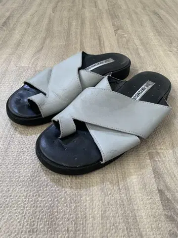 DIRK BIKKEMBERGS(딕 비켐버그) 가죽 샌들