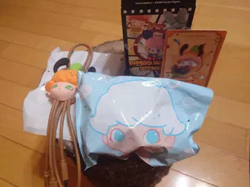 POPMART DIMOO WORLD DISNEY 피규어와 USB 케이블