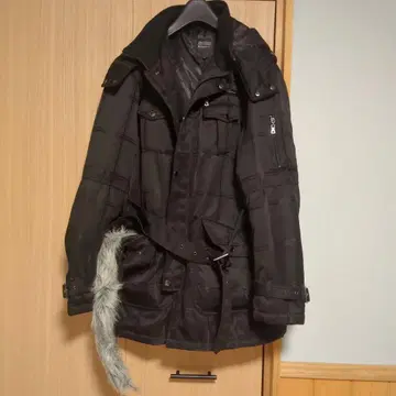 퍼가 달린 블랙 모즈 코트