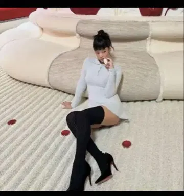Bibiy LISA PEPURAMU KNIT 제니 착용
