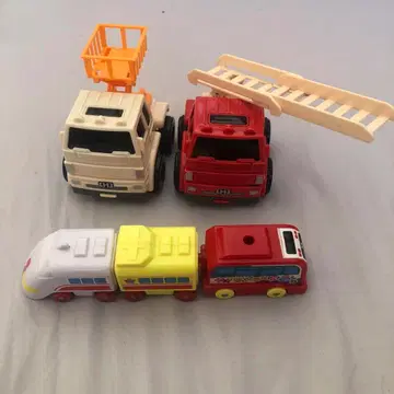 미니카 세트 리프트가 있는 트랙과 기차