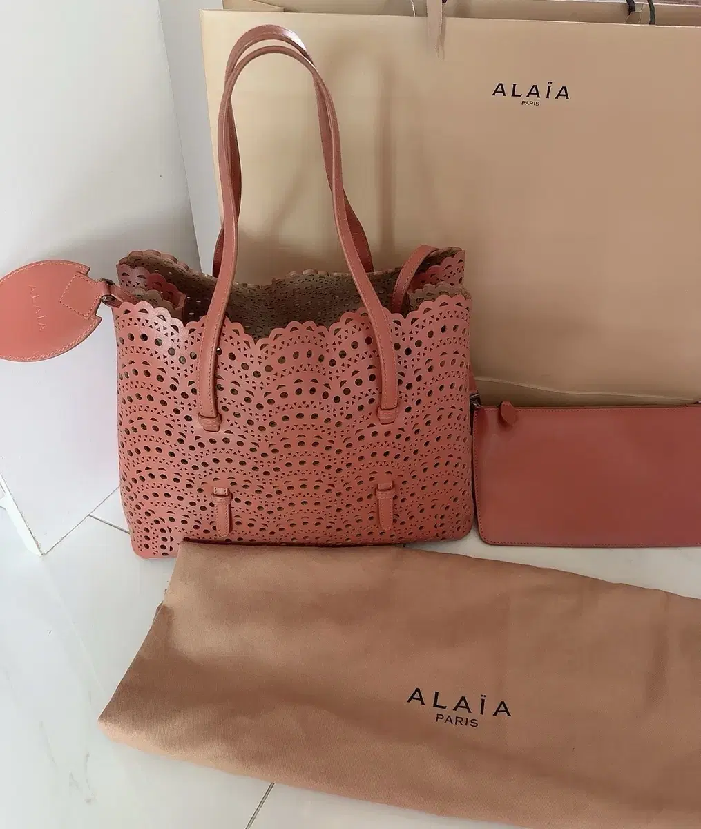 알라이아 미나백 alaia 알라이아 가방 알라이아 토트백 펀칭백
