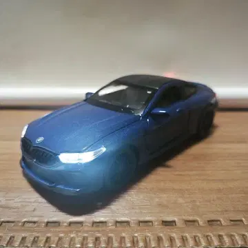 BMW M8 블루 1/32 스케일 베이스 포함