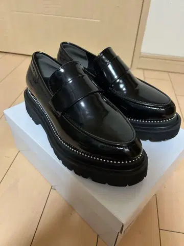 menue 스터드 로퍼 통굽