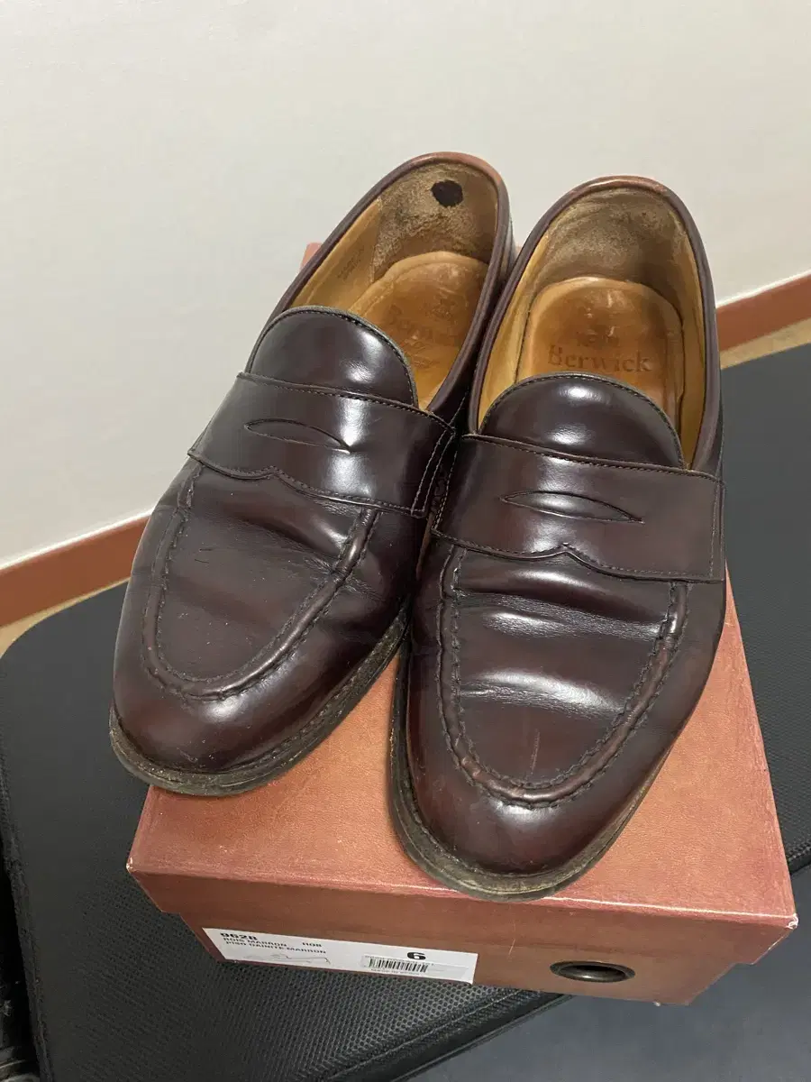 Burwick 9628 Burgundy UK6