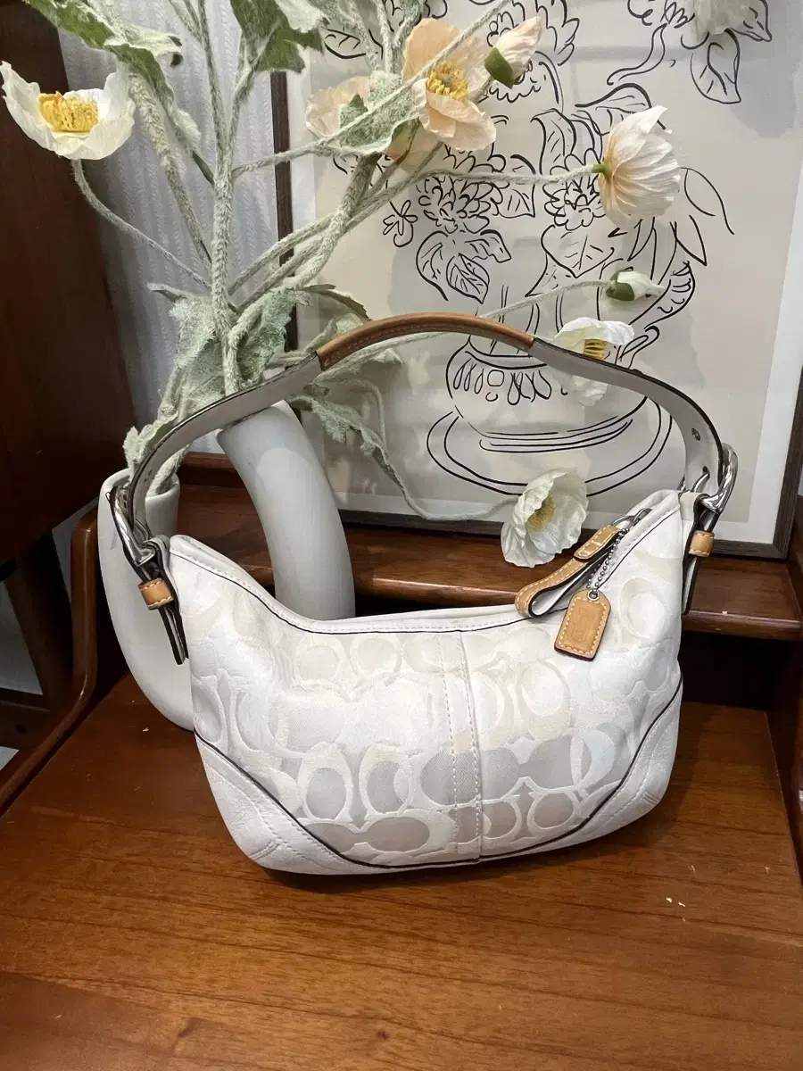 Coach Basic White Shoulder Bag