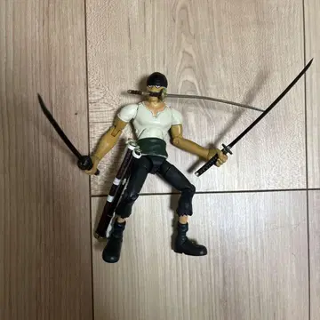 롤로노아 조로 피규어