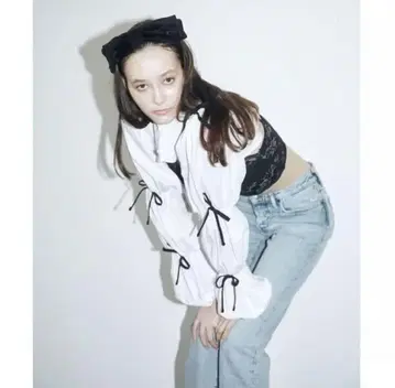 에피네 볼륨 리본 크롭 블라우스