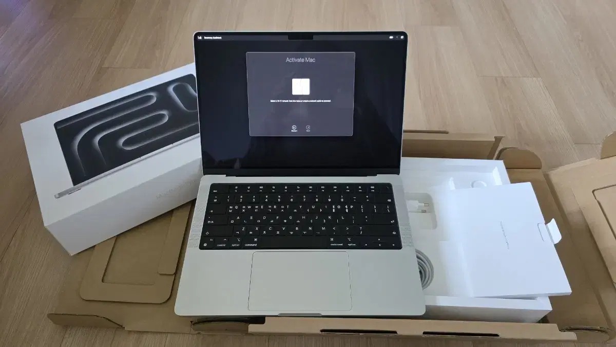 맥북 프로 M3 Pro 14인치 실버 애플케어플러스 무기스 최상급