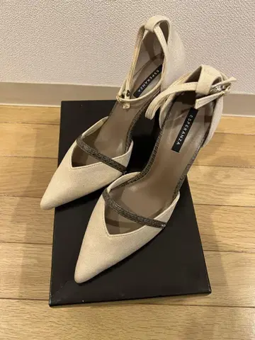 베이지 스틸레토 하이힐